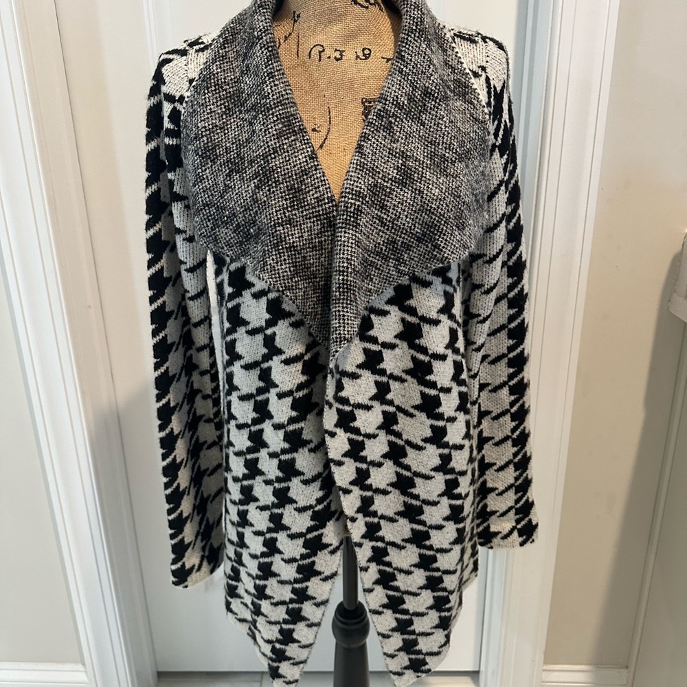 Elegant Houndstooth Women's Cardigan